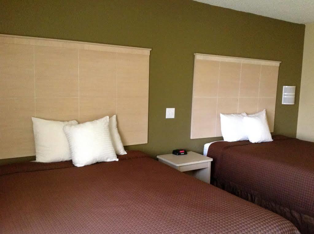 Red Roof Inn Raleigh North-Crabtree Mall-Lenovo Center Экстерьер фото