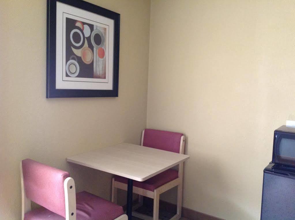 Red Roof Inn Raleigh North-Crabtree Mall-Lenovo Center Экстерьер фото